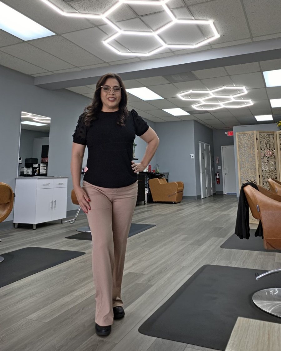 Cristina, dueña de Latina's Beauty Salon, dentro del salón