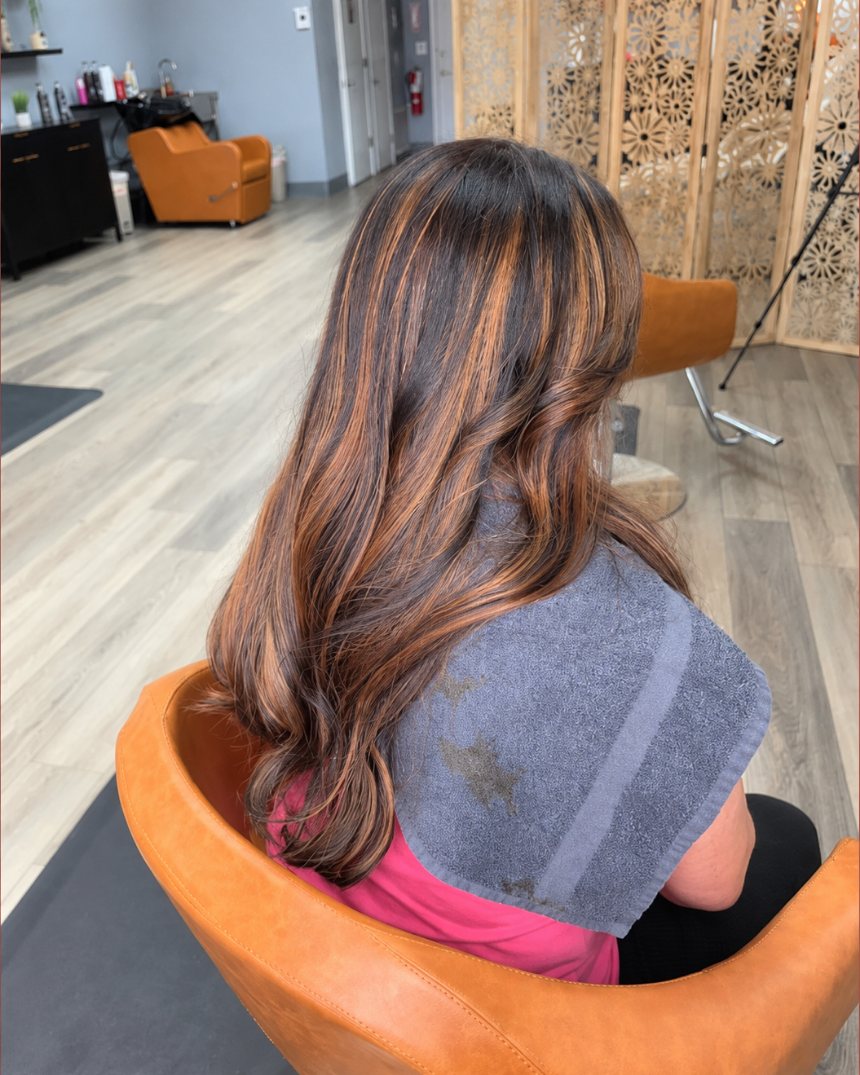 Melena castaña con mechas cobrizas y ondas amplias, trabajo hecho en el salón